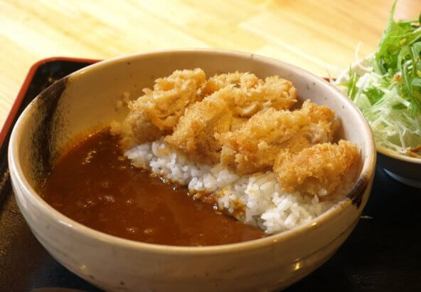 まかない肉カレーは当店のアルバイトが考案した人気メニューです。