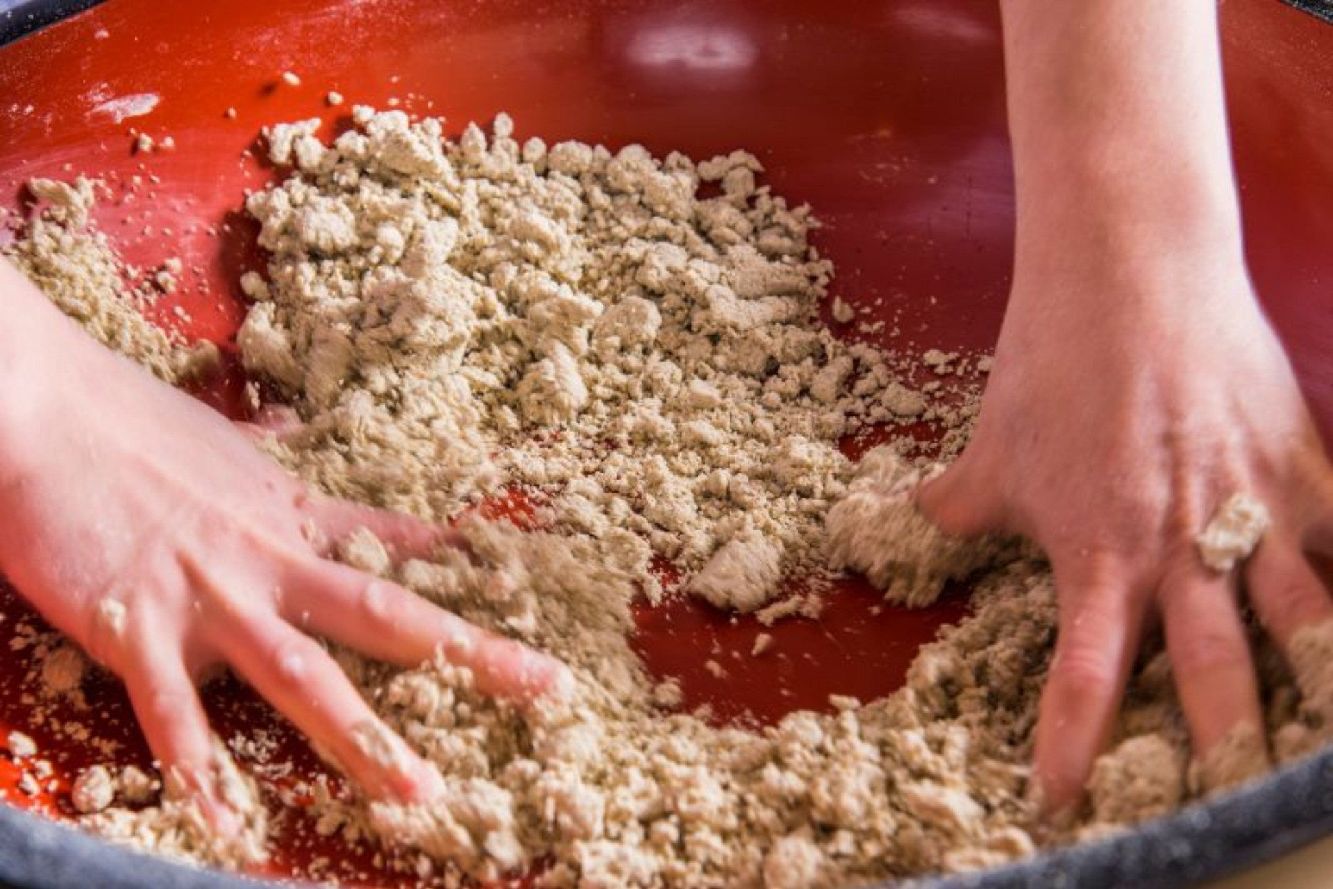 本日の蕎麦粉いつものブレンドに変化を付けた配合にしてみました。黒っぽい粉を多く香りと味が深くなります。