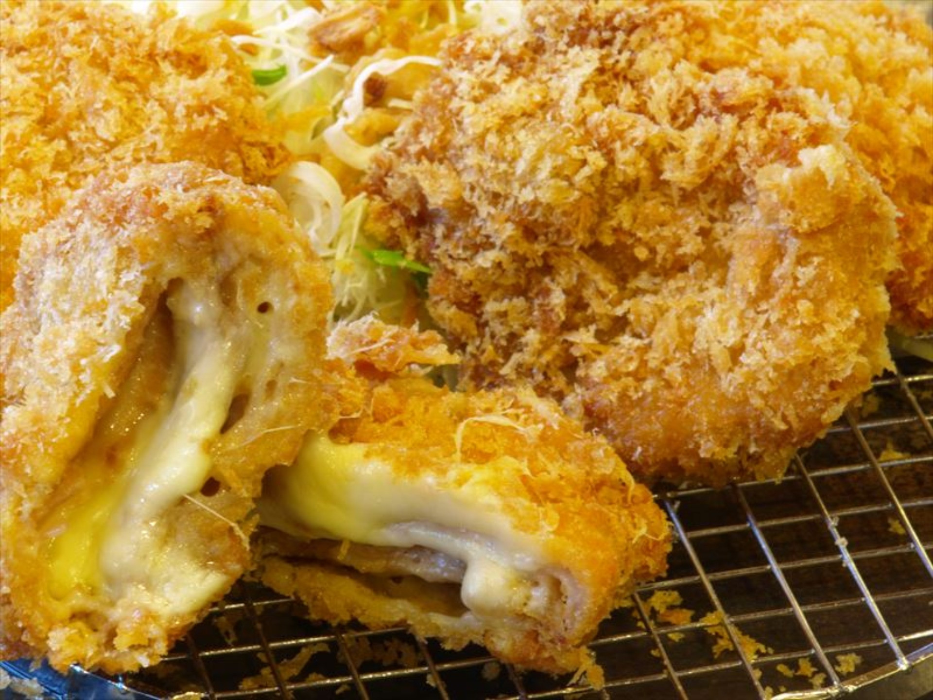 フライ系のメニューも充実チキンカツと豚バラを重ねたミルフィーユカツ