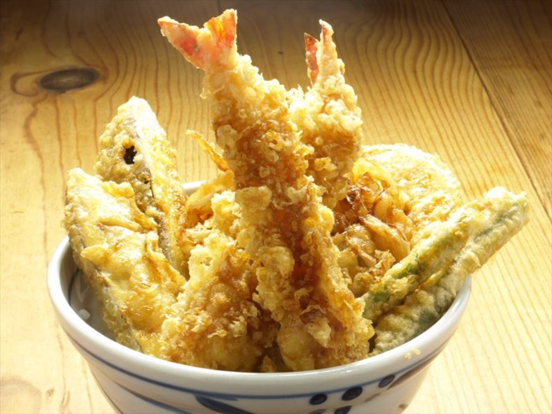 ご飯の量が選べる便利な店天丼元亀は自分にあったサイズで食べられるので学生さんからお年寄りまで人気です。