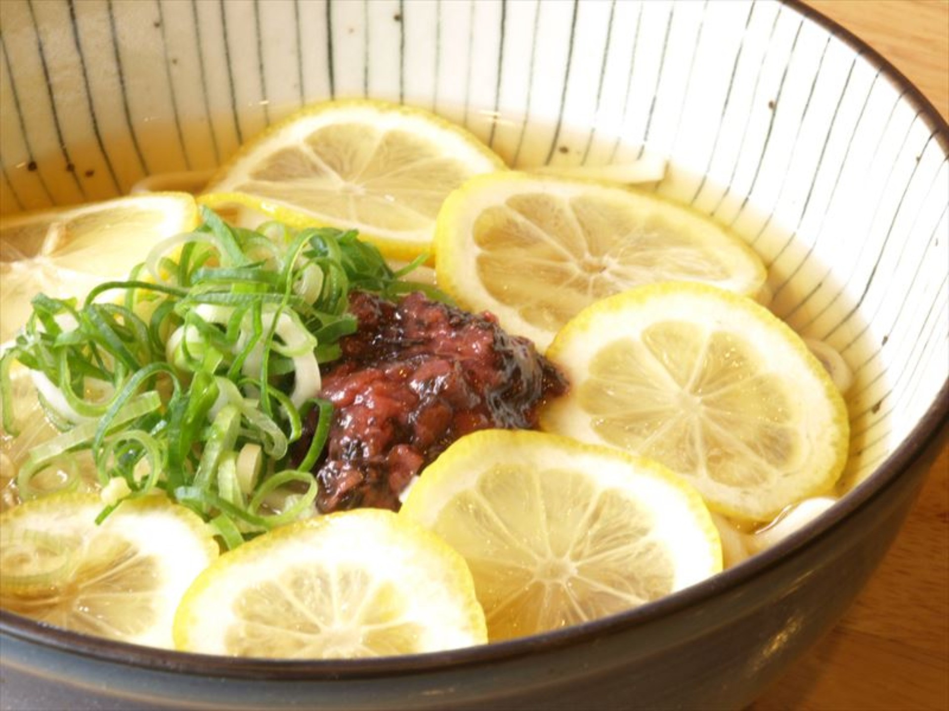 本日より販売開始しています。夏の定番にして人気メニュー『梅レモンそば』です。スッキリさっぱりした麺ならこれ！