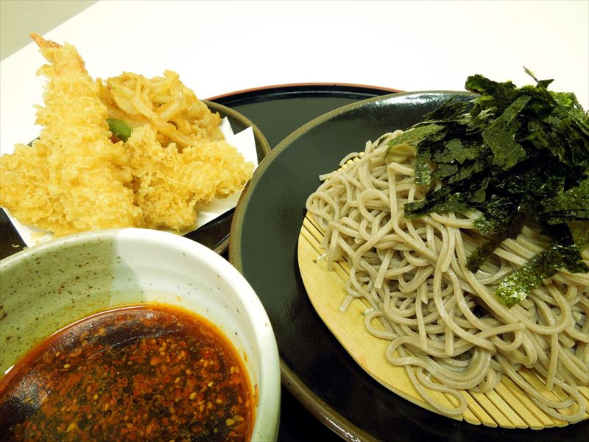 一乗寺で有名なラーメン屋さん高安さんの隣に天丼元亀はあります。