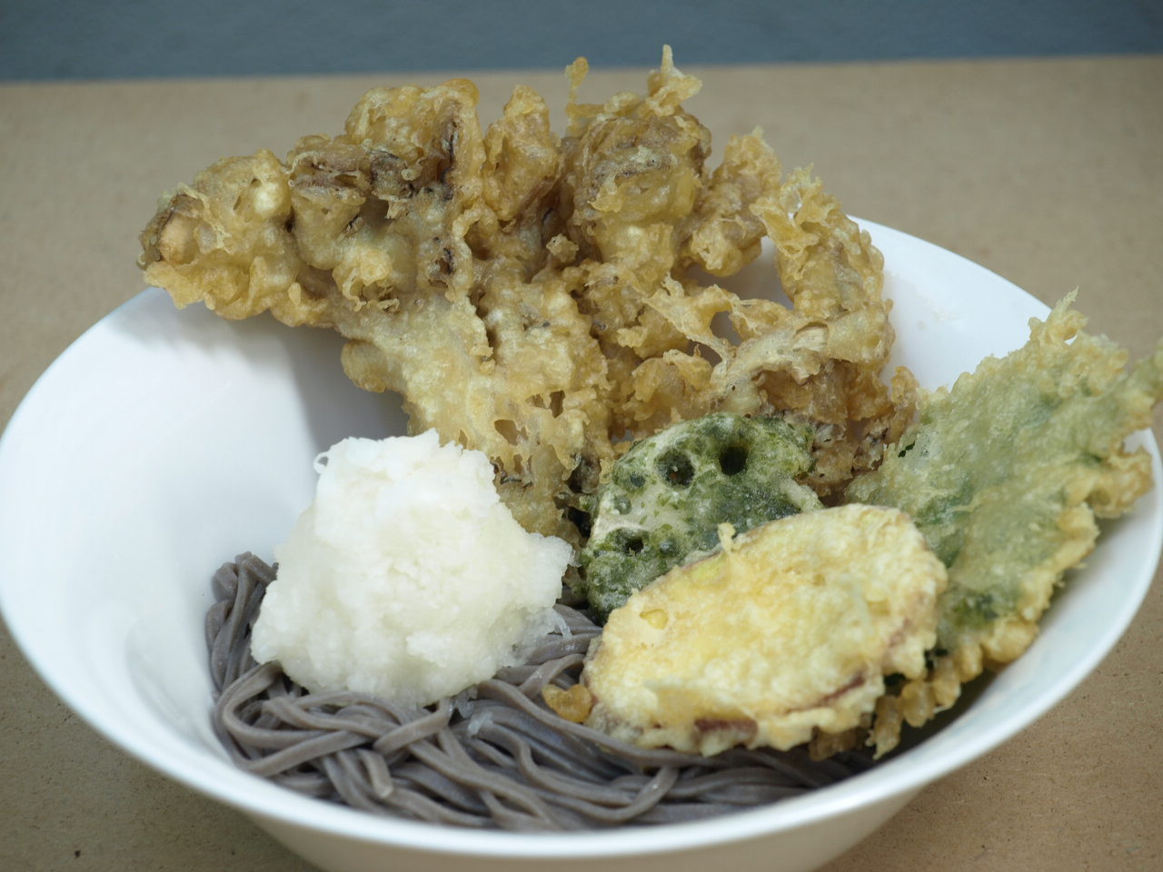 舞茸の天ぷらを使ったお蕎麦　大きい舞茸の天ぷらは食べ応えと香りがいい！